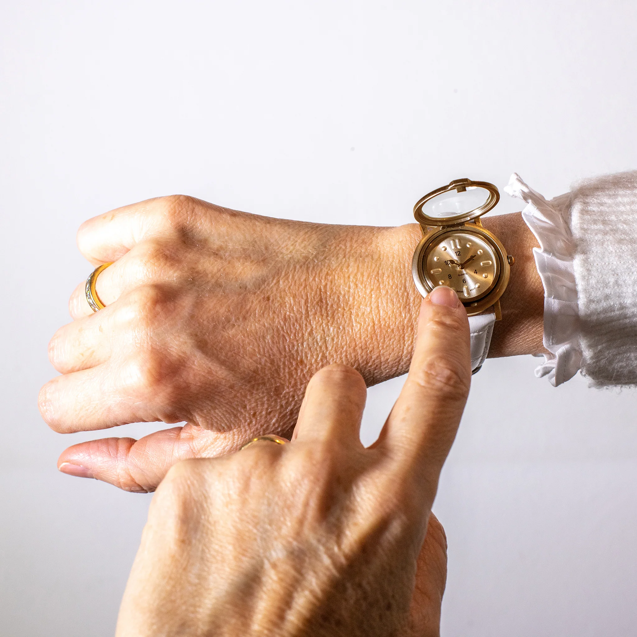 RNIB small tactile watch with white leather strap - Image 3